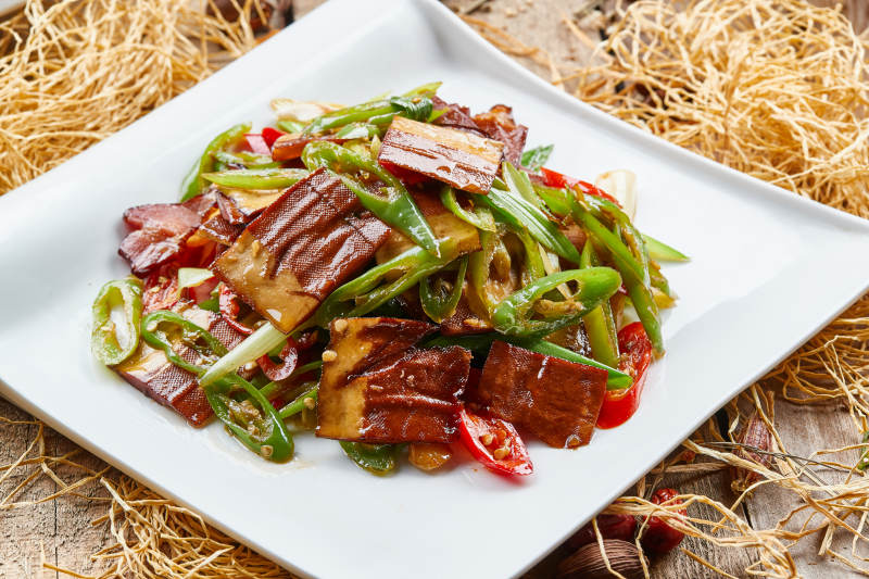 方瓷盘装的尖椒炒香干图片