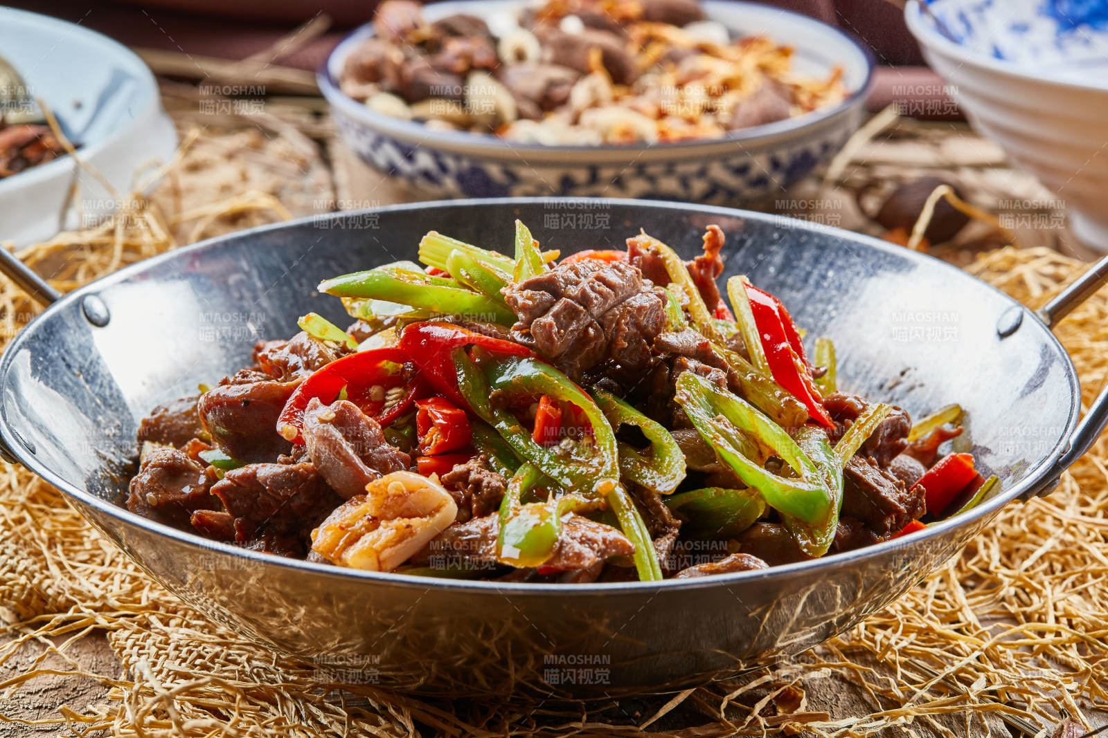 不锈钢铁锅装的锅仔香辣羊杂图片