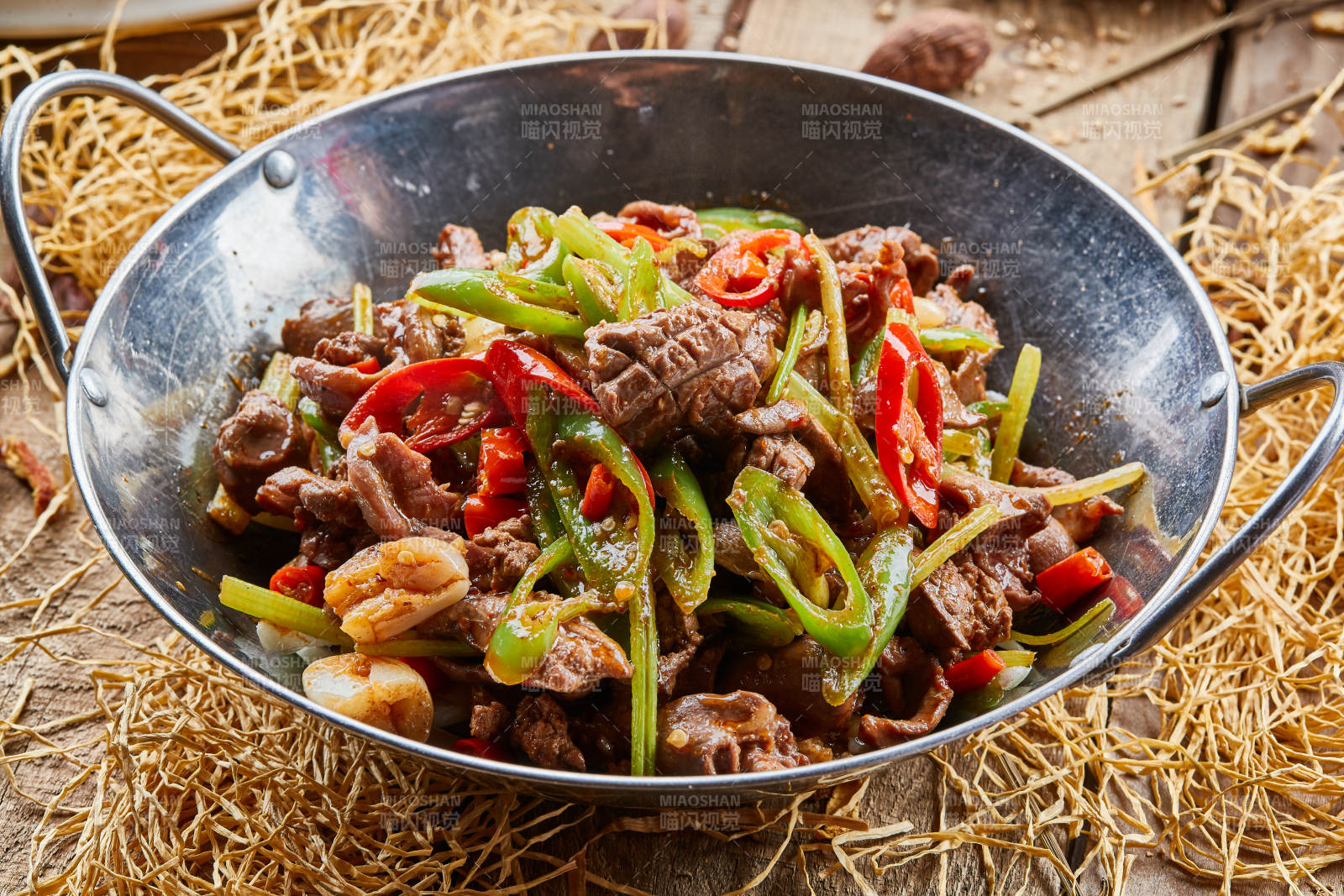 不锈钢铁锅装的锅仔香辣羊杂图片