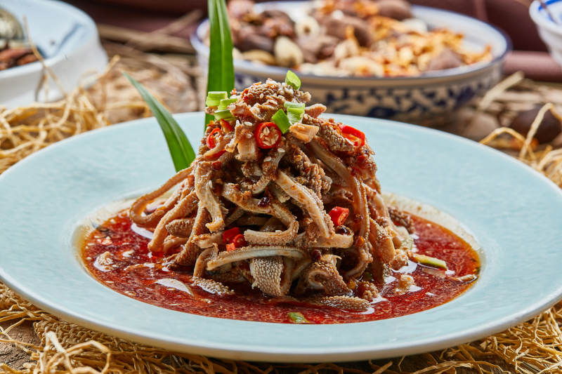 青瓷圆盘装的红油肚丝图片