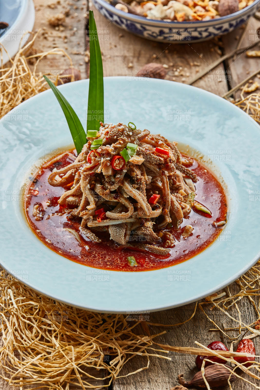 青瓷圆盘装的红油肚丝图片