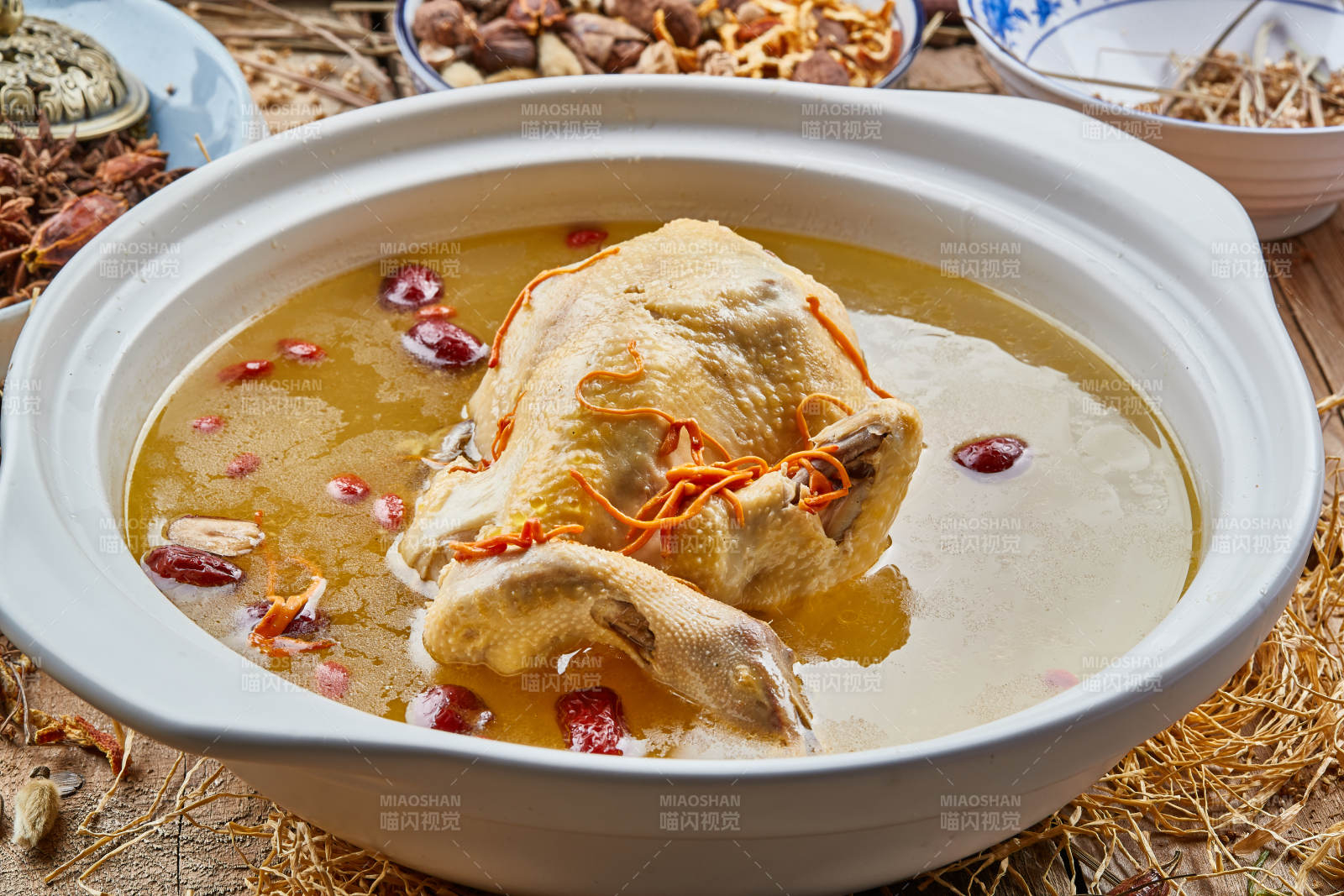 白色砂锅装的红枣虫草枸杞参鸡汤图片