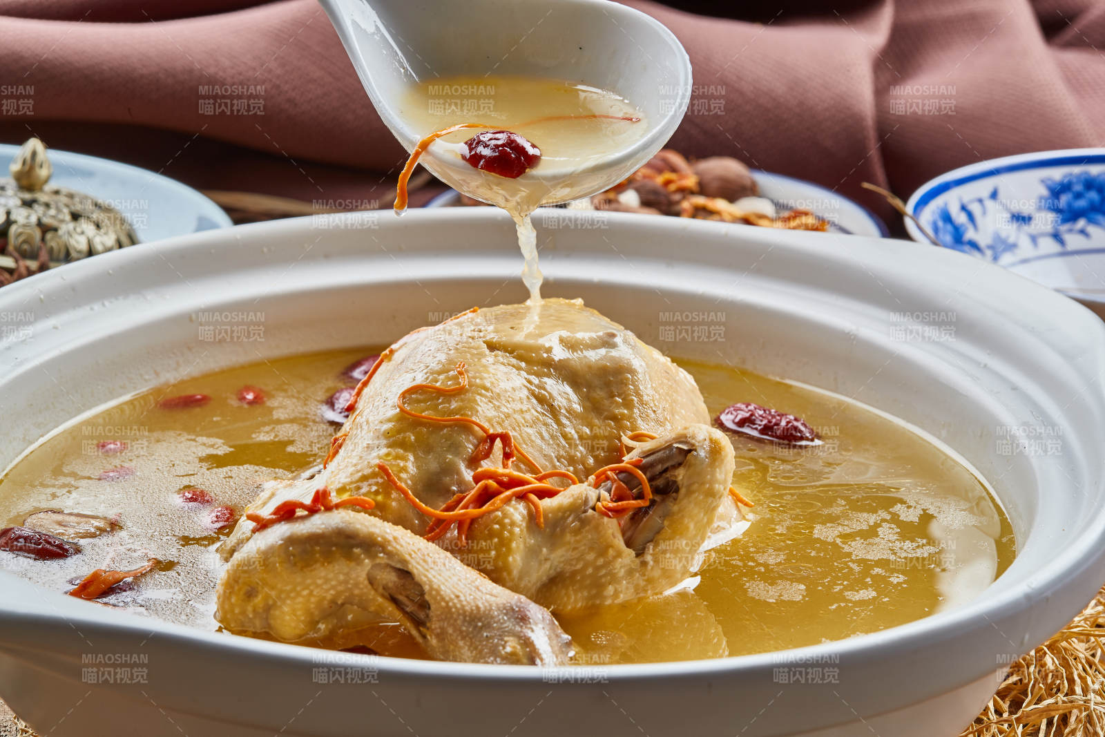 白色砂锅装的红枣虫草枸杞参鸡汤图片