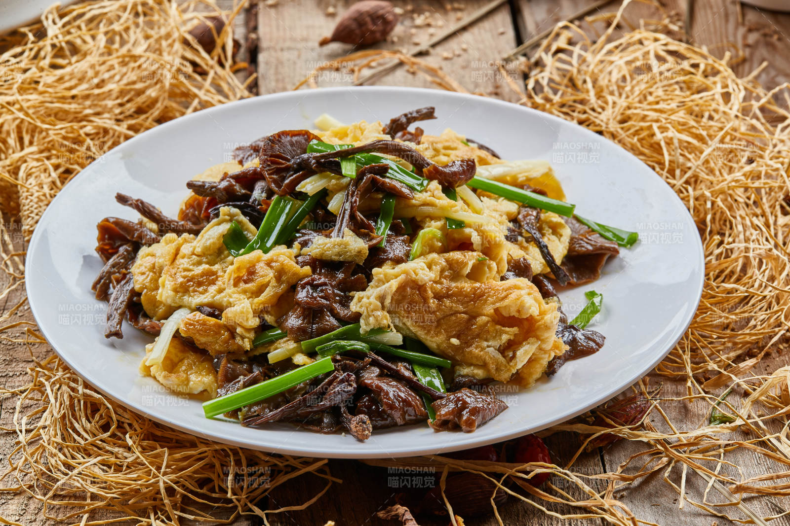 圆瓷盘装的松树菇炒柴鸡蛋图片