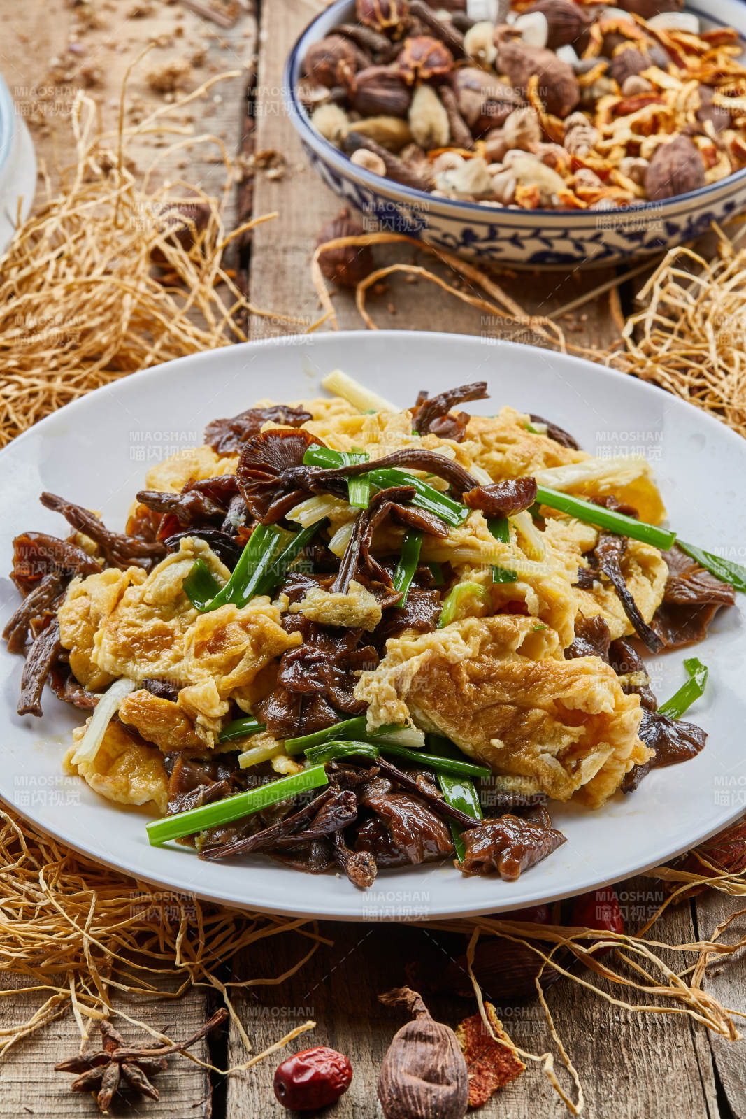 圆瓷盘装的松树菇炒柴鸡蛋图片