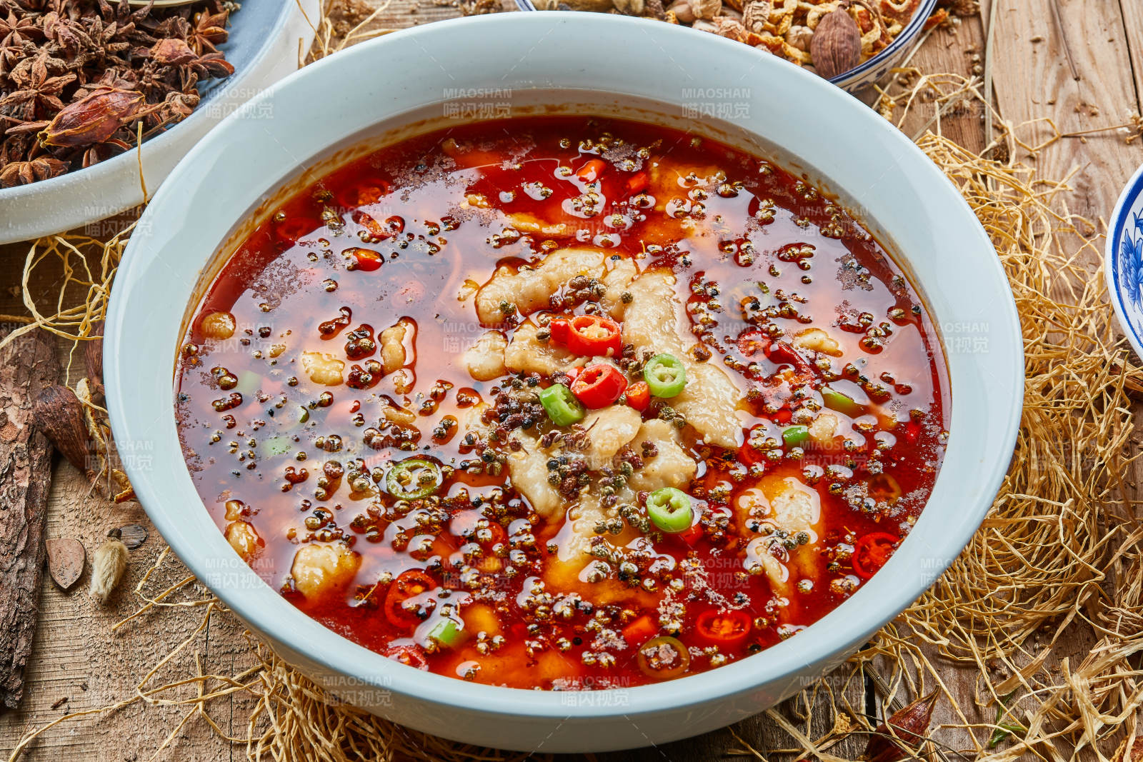 青瓷盆装的川味香辣水煮龙利鱼图片