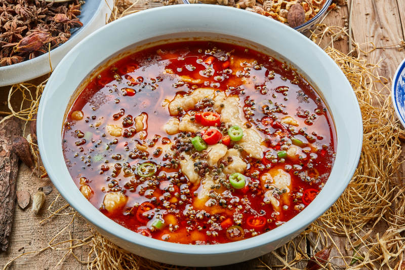 青瓷盆装的川味香辣水煮龙利鱼图片