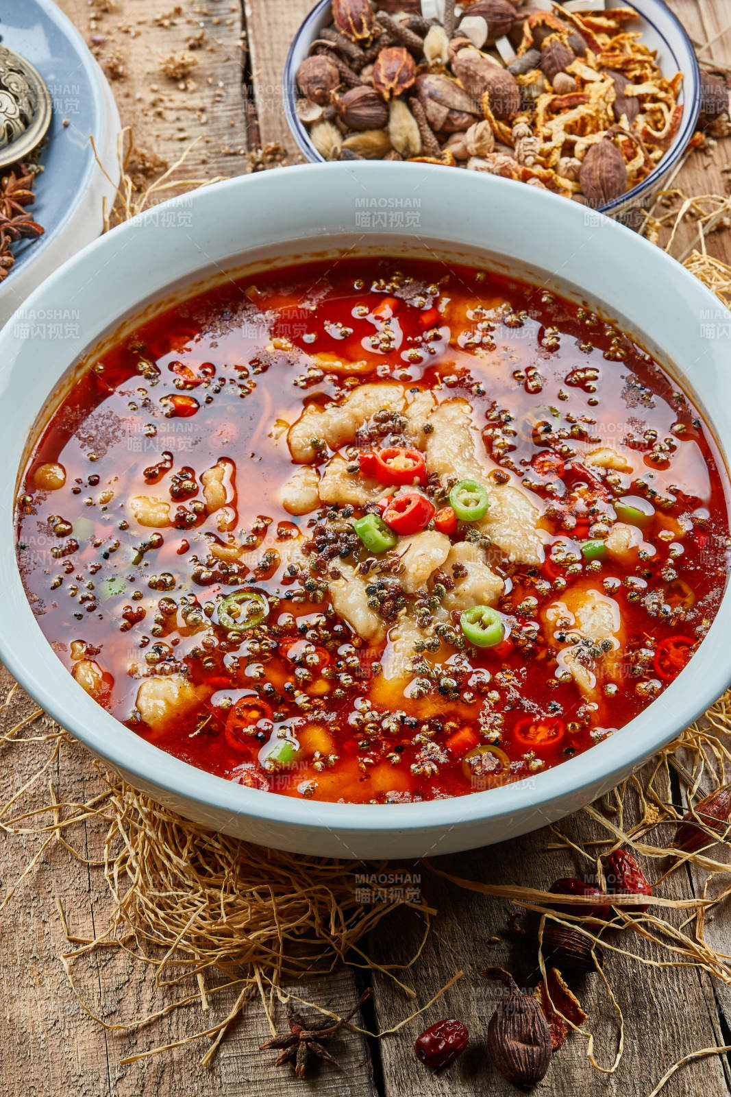 青瓷盆装的川味香辣水煮龙利鱼图片