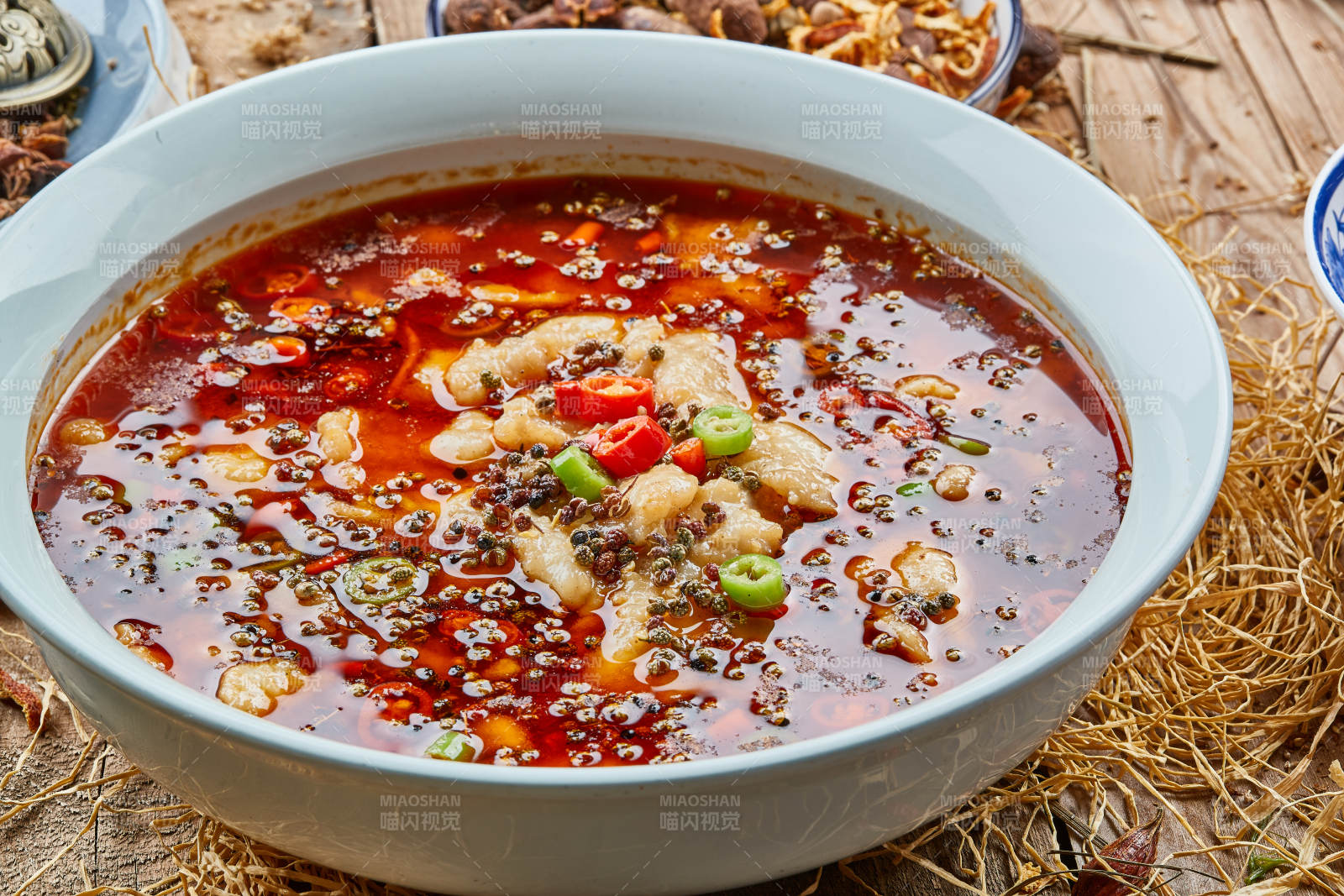 青瓷盆装的川味香辣水煮龙利鱼图片