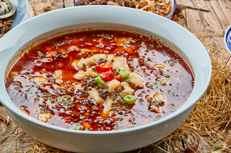 青瓷盆装的川味香辣水煮龙利鱼图片