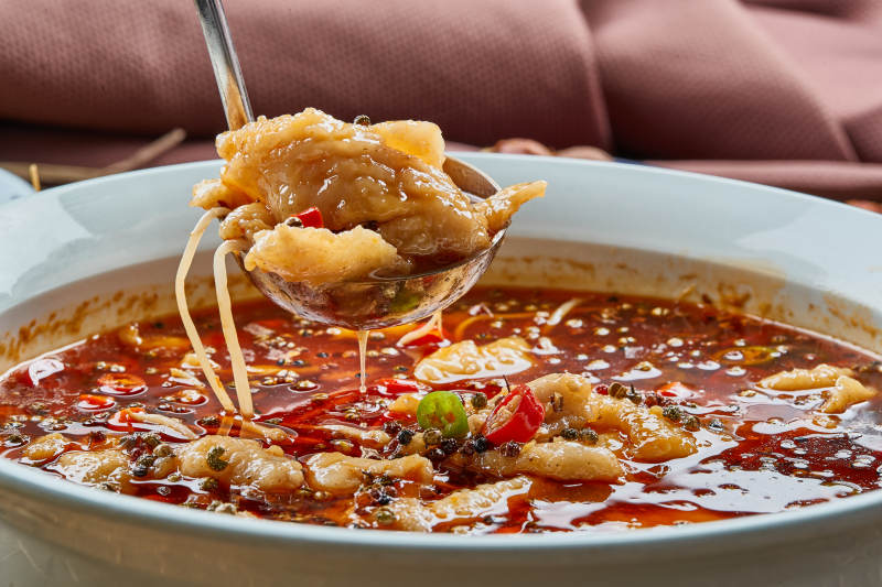 青瓷盆装的川味香辣水煮龙利鱼图片