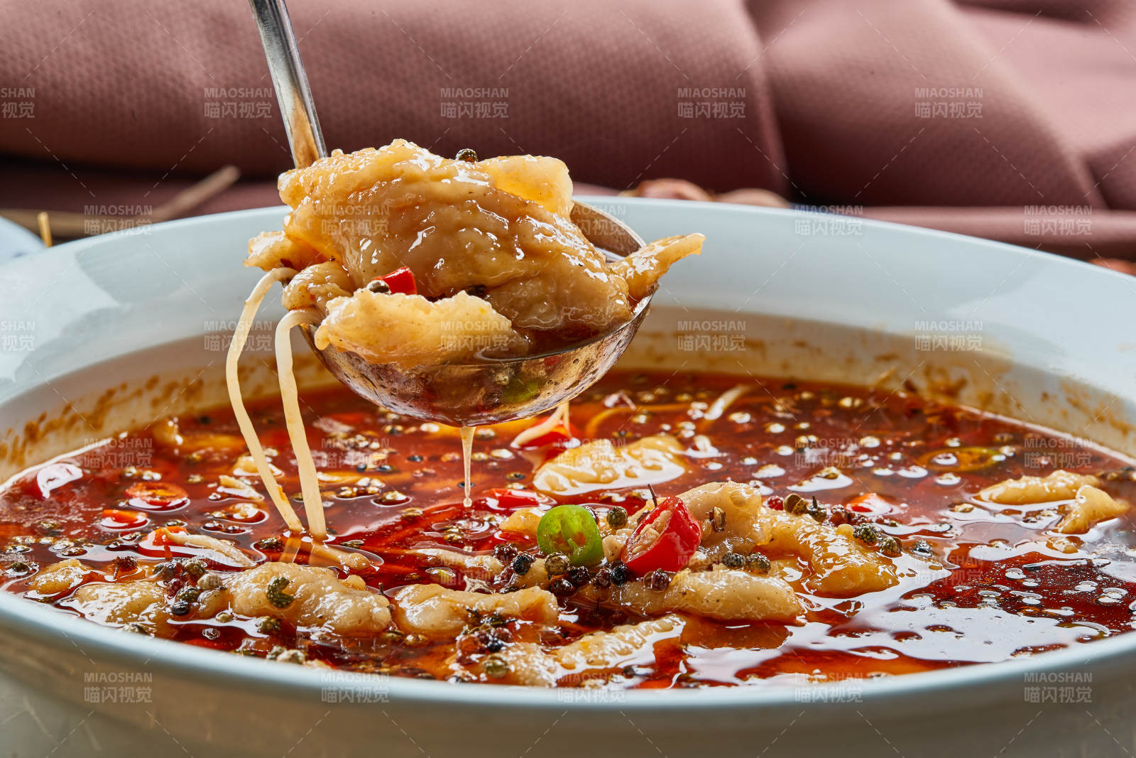 青瓷盆装的川味香辣水煮龙利鱼图片