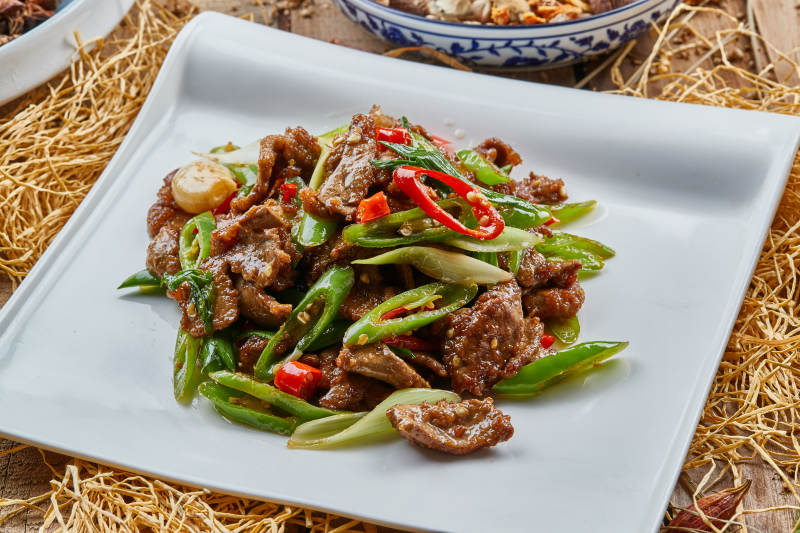 方青瓷盘装的蒜香辣炒牛柳图片