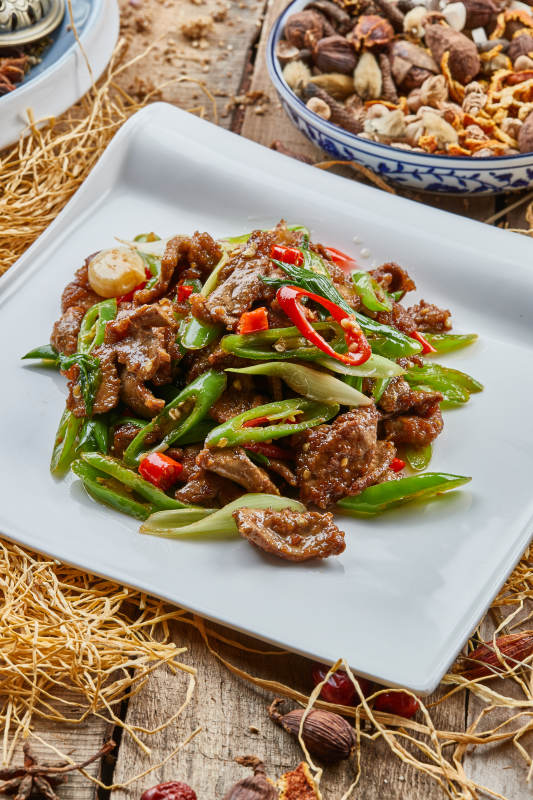 方青瓷盘装的蒜香辣炒牛柳图片