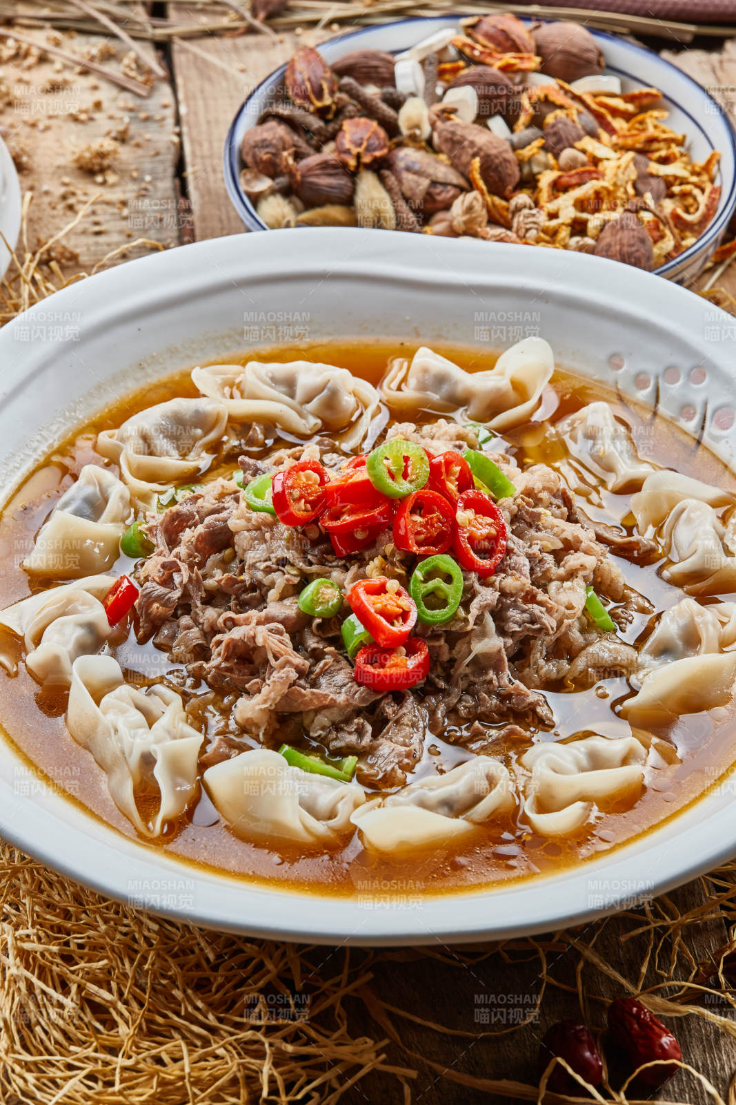 酸汤肥羊盖云吞图片