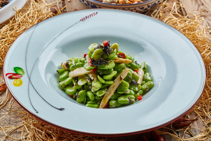 青瓷圆盘装的仔姜芸豆图片