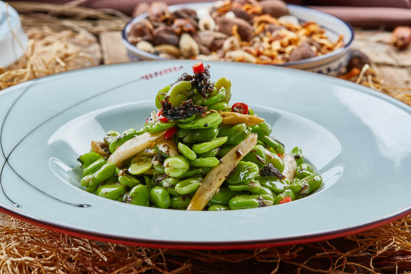 青瓷圆盘装的仔姜芸豆图片