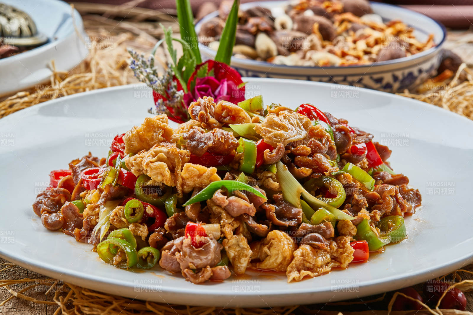 青瓷圆盘装的柴鸡蛋爆鸡胗图片