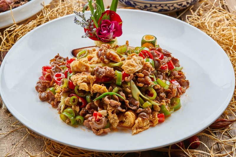 青瓷圆盘装的柴鸡蛋爆鸡胗图片