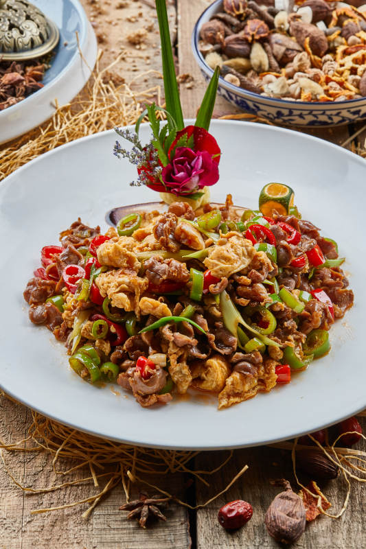 青瓷圆盘装的柴鸡蛋爆鸡胗图片