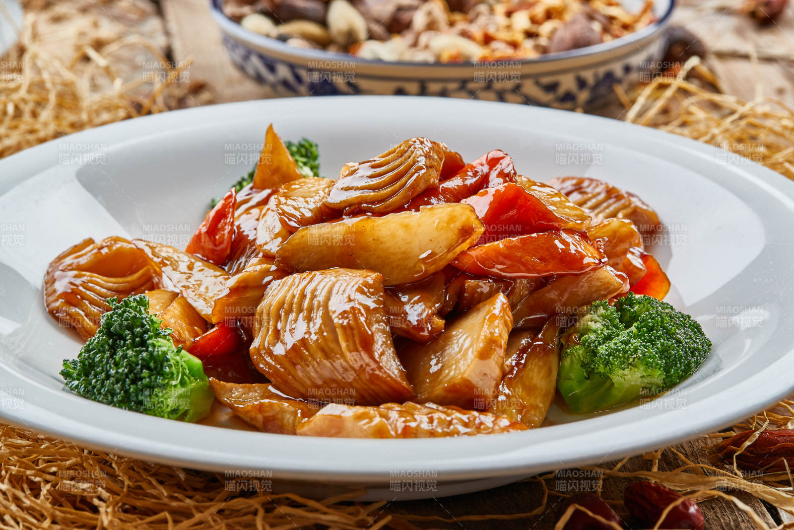 圆瓷盘装的土豆油爆笋图片