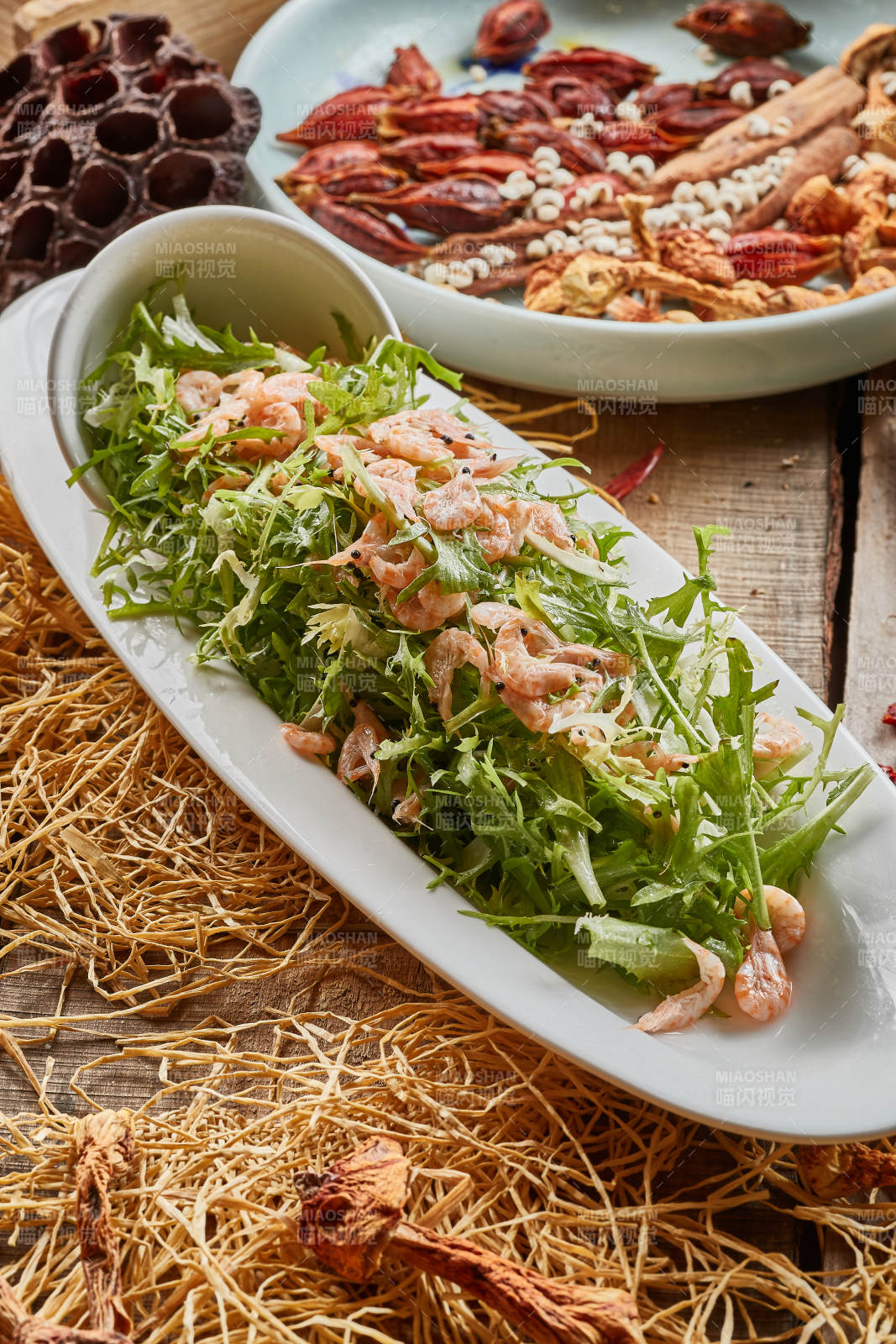 青色瓷餐具装的苦菊拌河虾图片