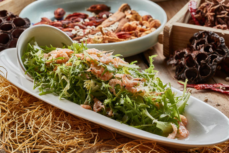 青色瓷餐具装的苦菊拌河虾图片