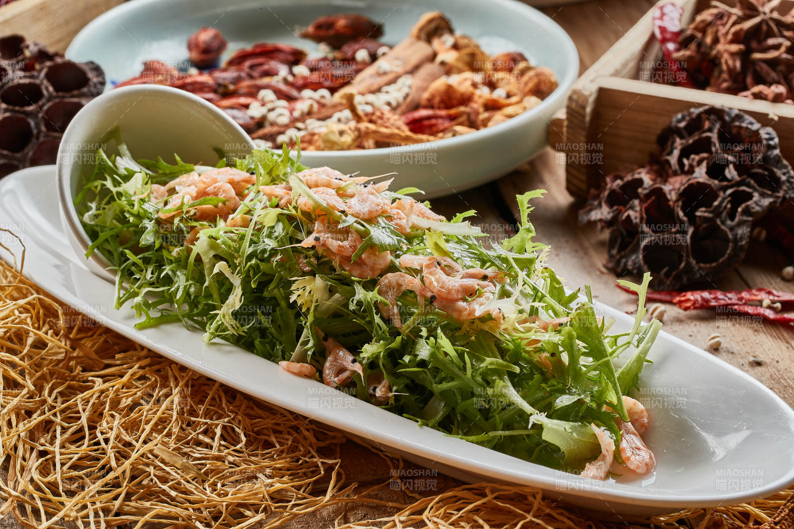 青色瓷餐具装的苦菊拌河虾图片