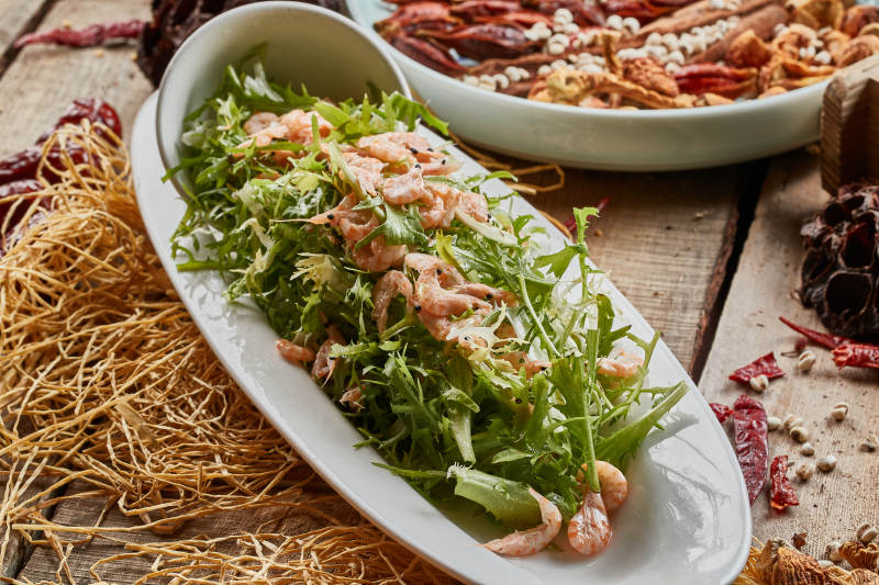 青色瓷餐具装的苦菊拌河虾图片