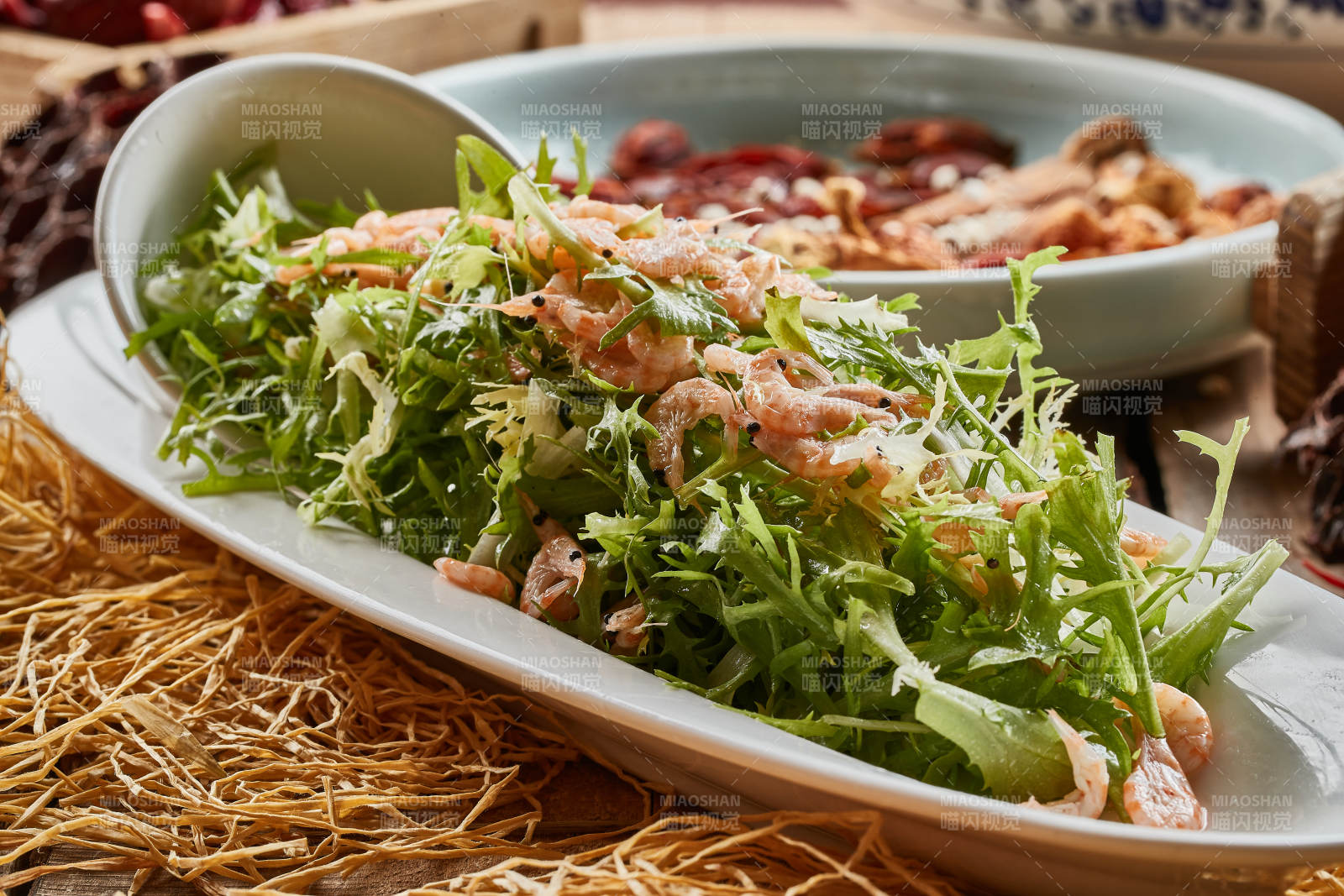 青色瓷餐具装的苦菊拌河虾图片