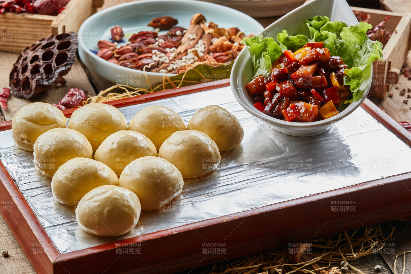 红烧肉配窝头图片