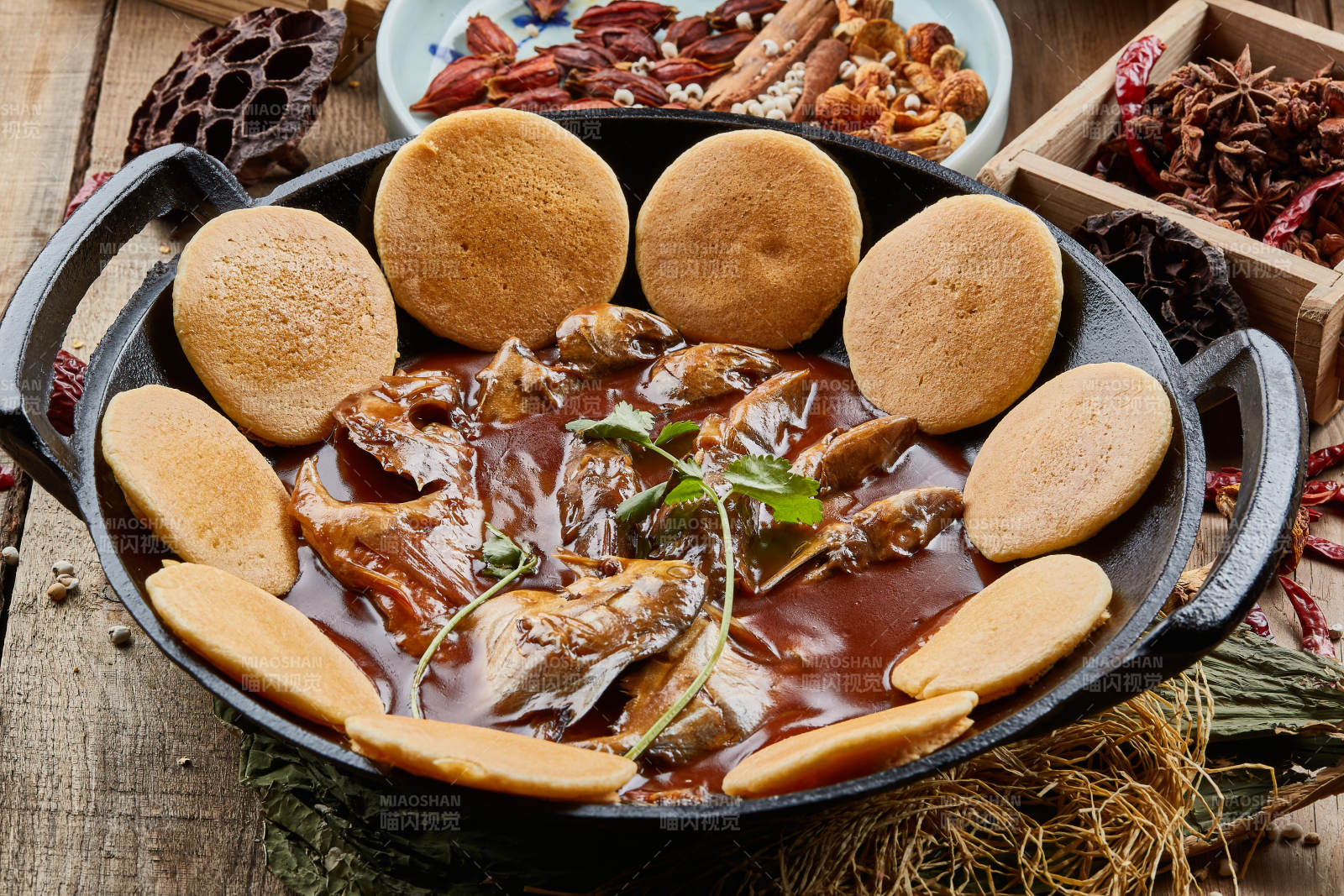 贴饼子熬小鱼图片