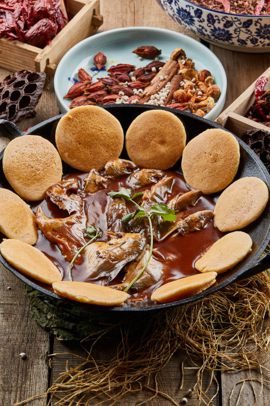 贴饼子熬小鱼图片