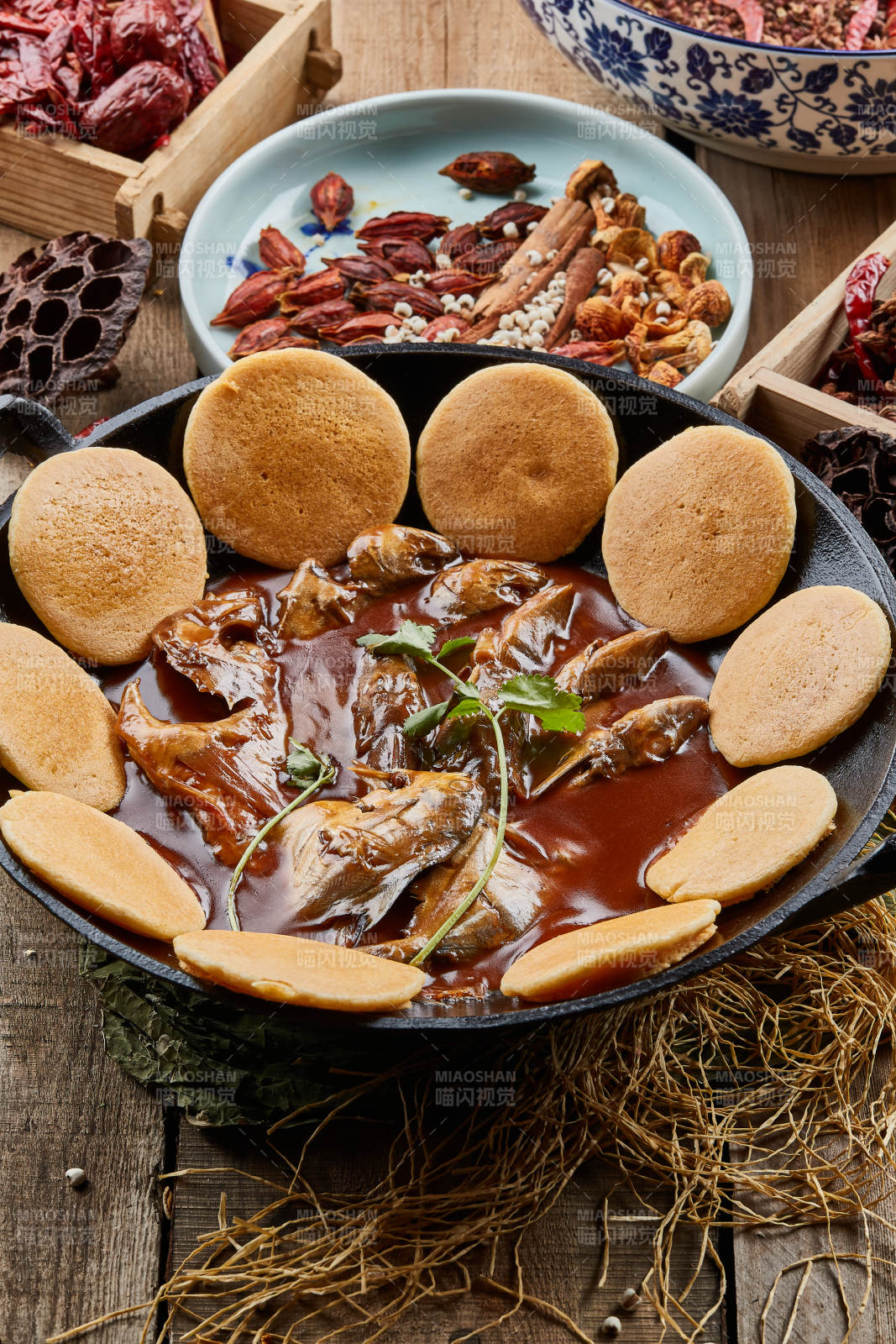 贴饼子熬小鱼图片