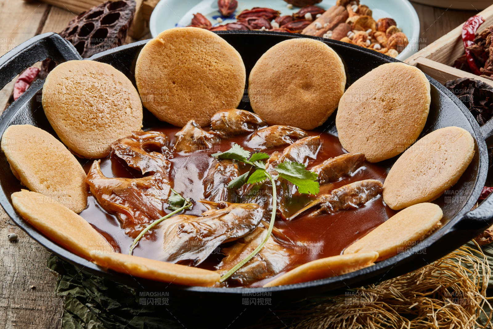 贴饼子熬小鱼图片