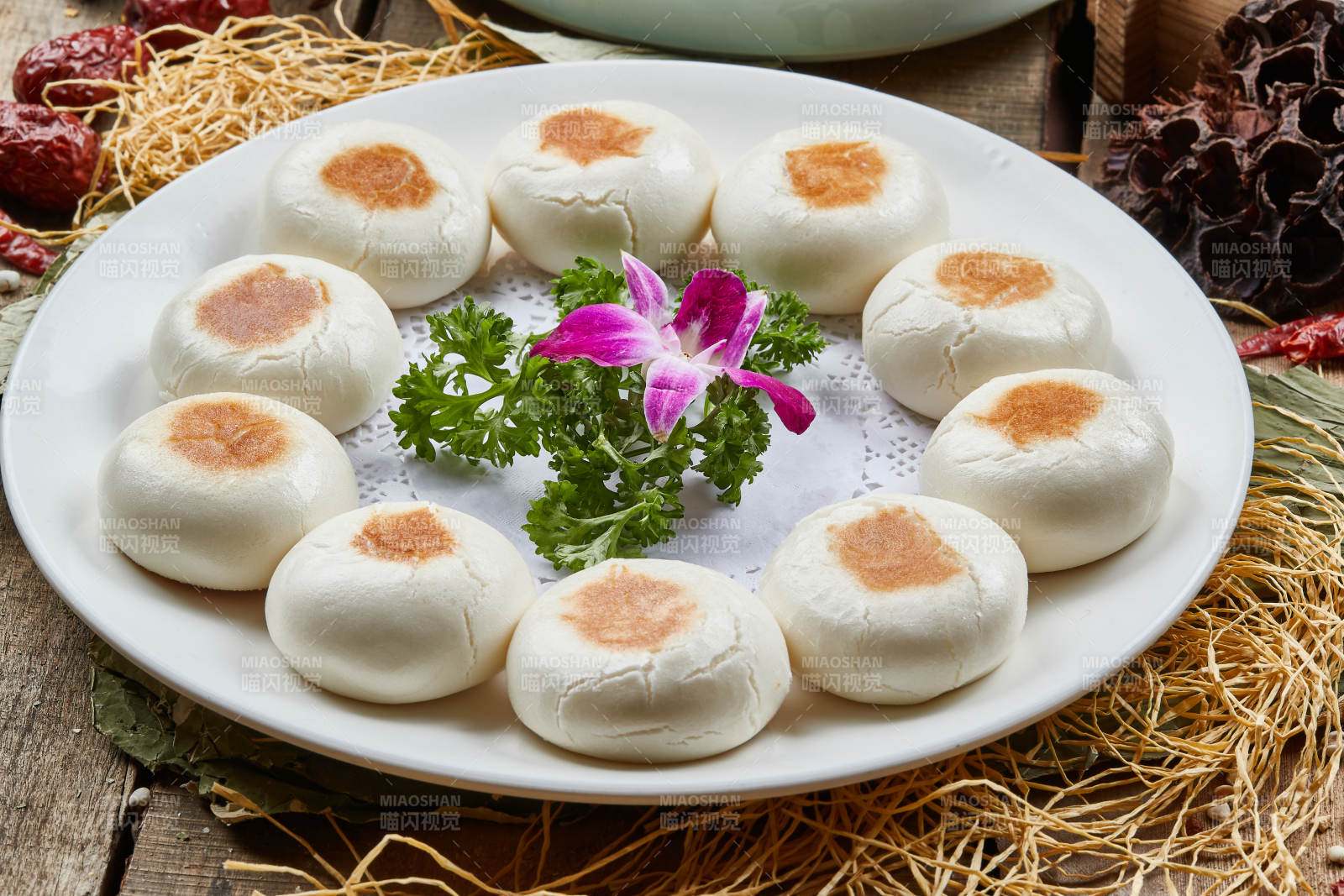 烘焙酱肉锅盔图片