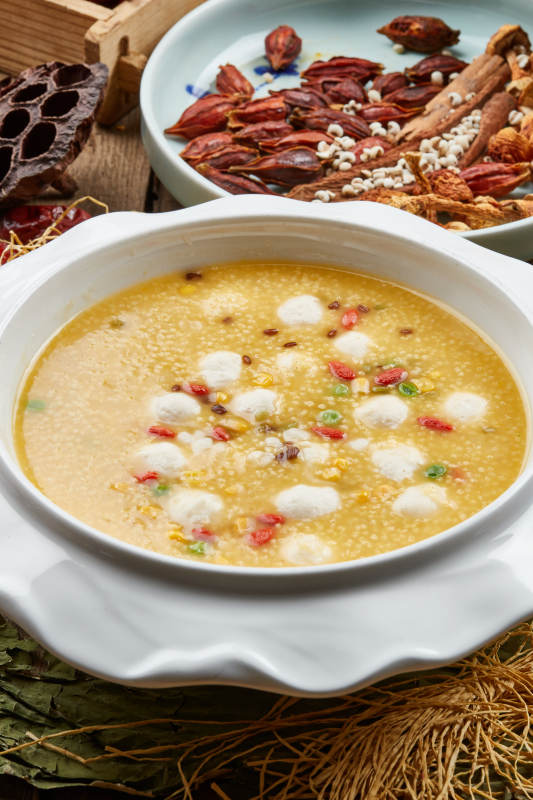 鱼丸金米粥图片