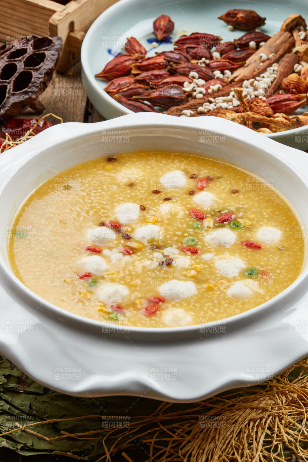 鱼丸金米粥图片