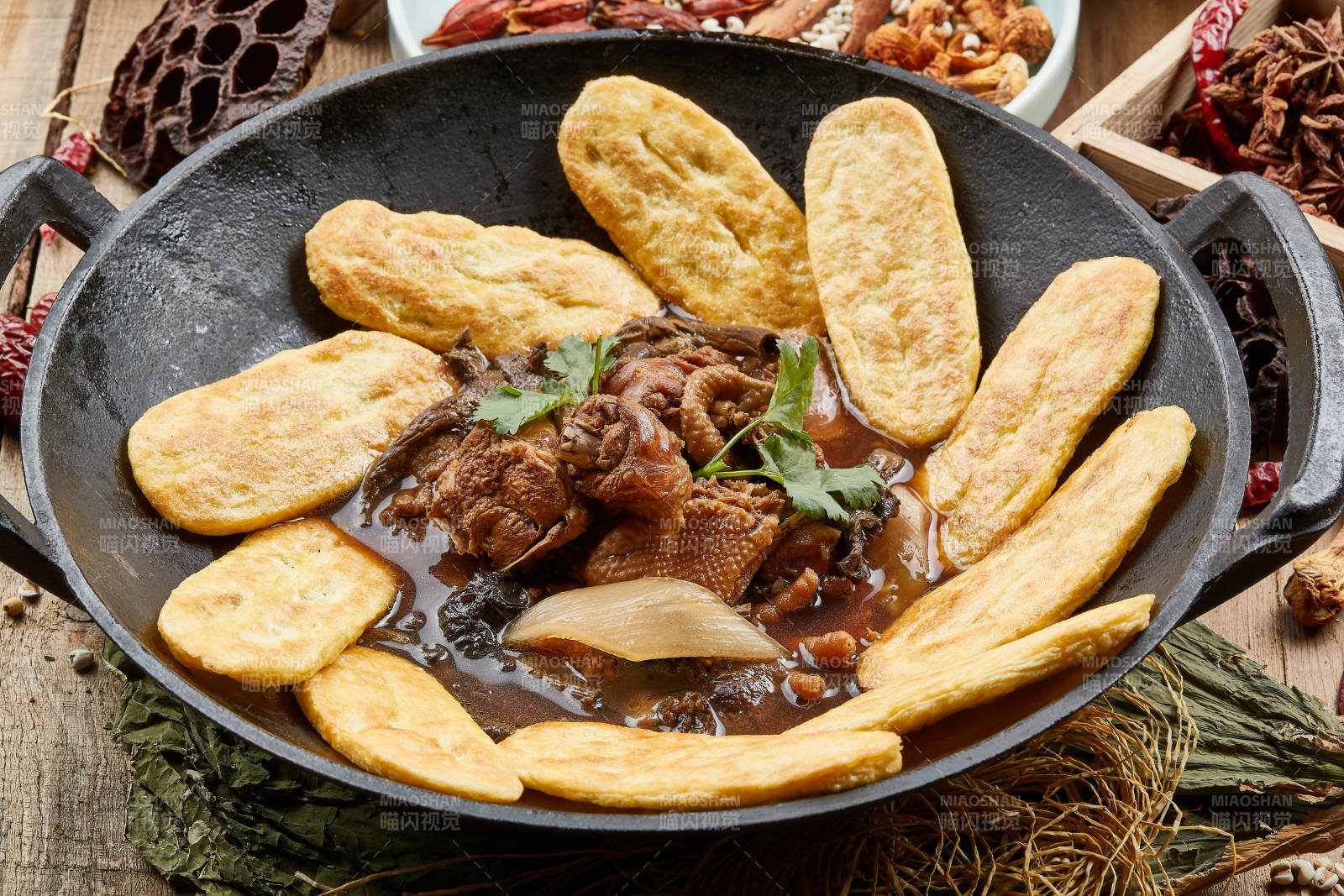 垮炖土鸡贴饼子图片