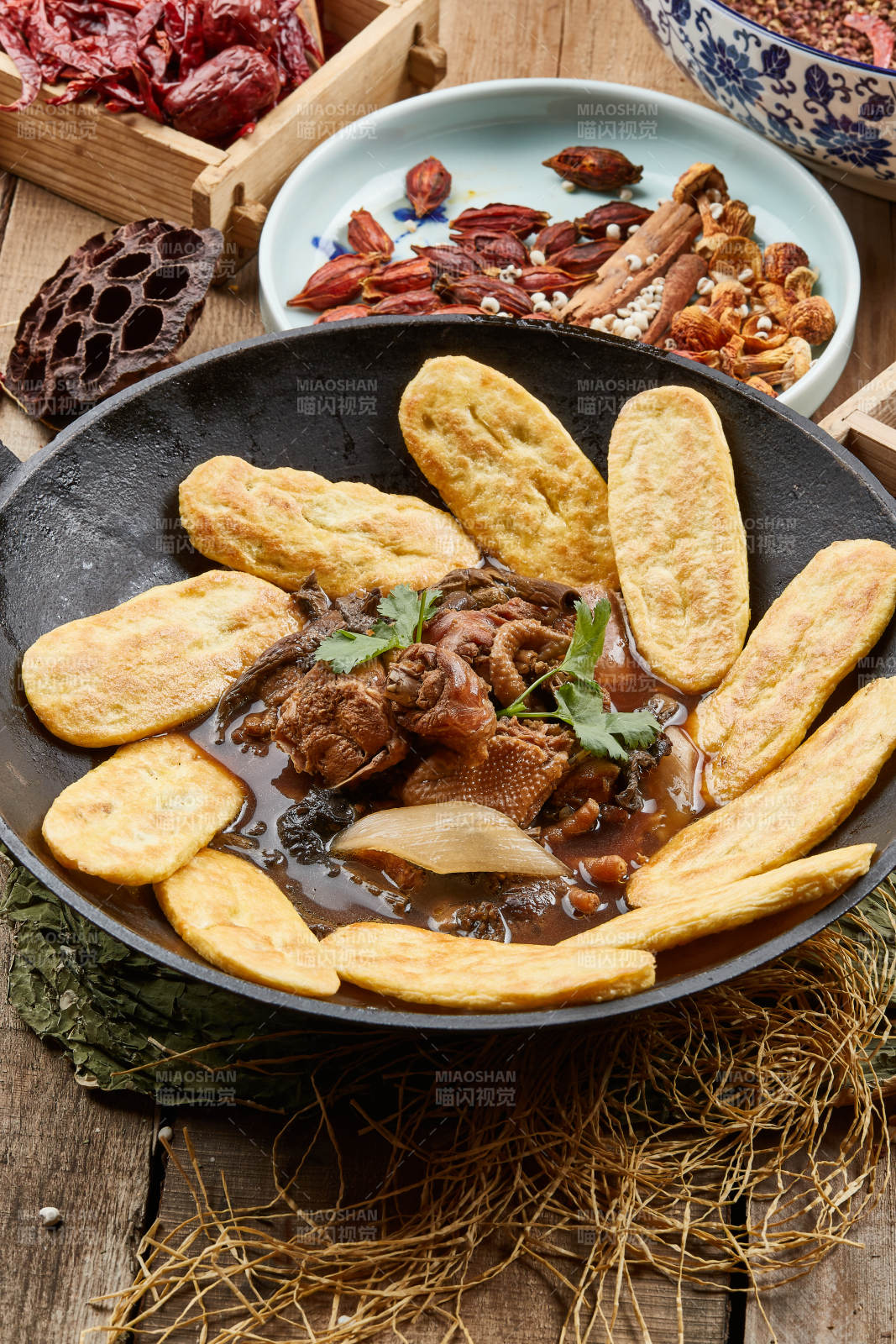 垮炖土鸡贴饼子图片