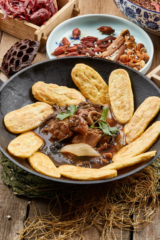 垮炖土鸡贴饼子图片