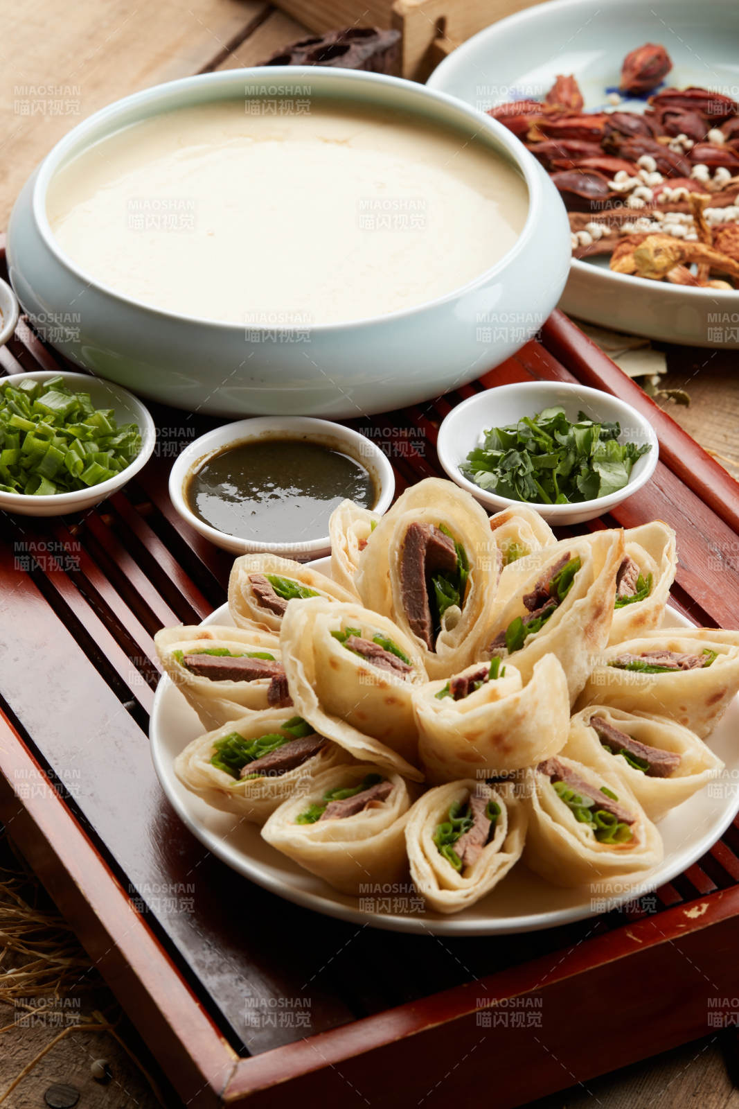 牛肉卷饼配自酿豆花图片