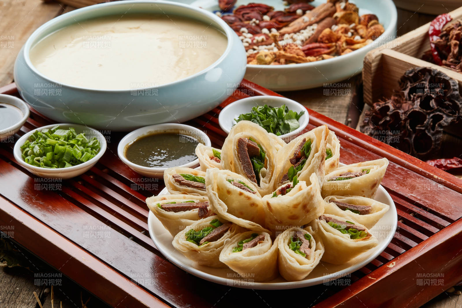 牛肉卷饼配自酿豆花图片