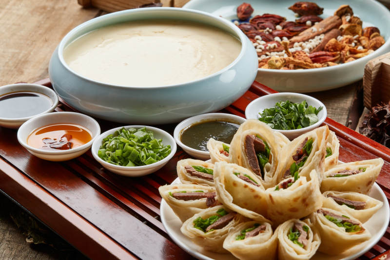 牛肉卷饼配自酿豆花图片