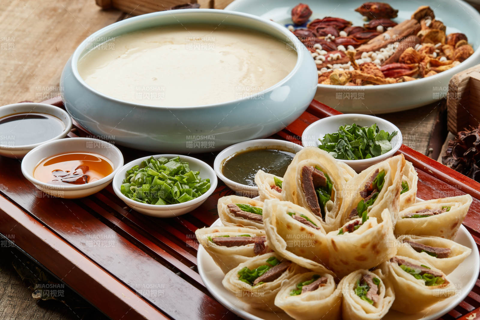 牛肉卷饼配自酿豆花图片