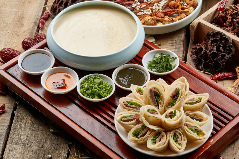 牛肉卷饼配自酿豆花图片