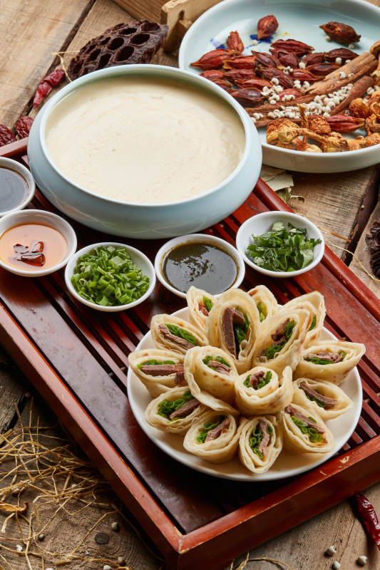 牛肉卷饼配自酿豆花图片