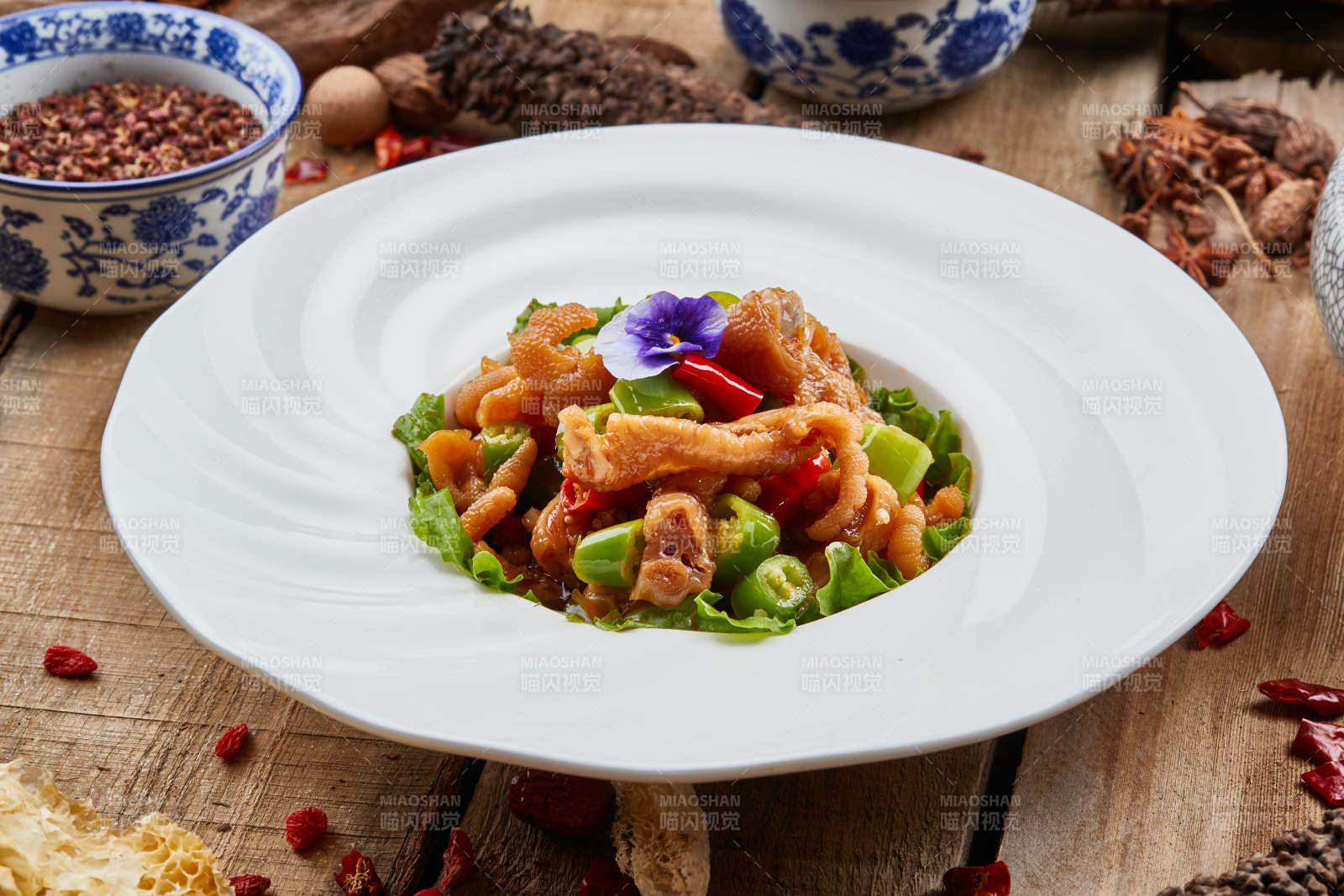 白色瓷盘装的红油酸辣脱骨凤爪图片