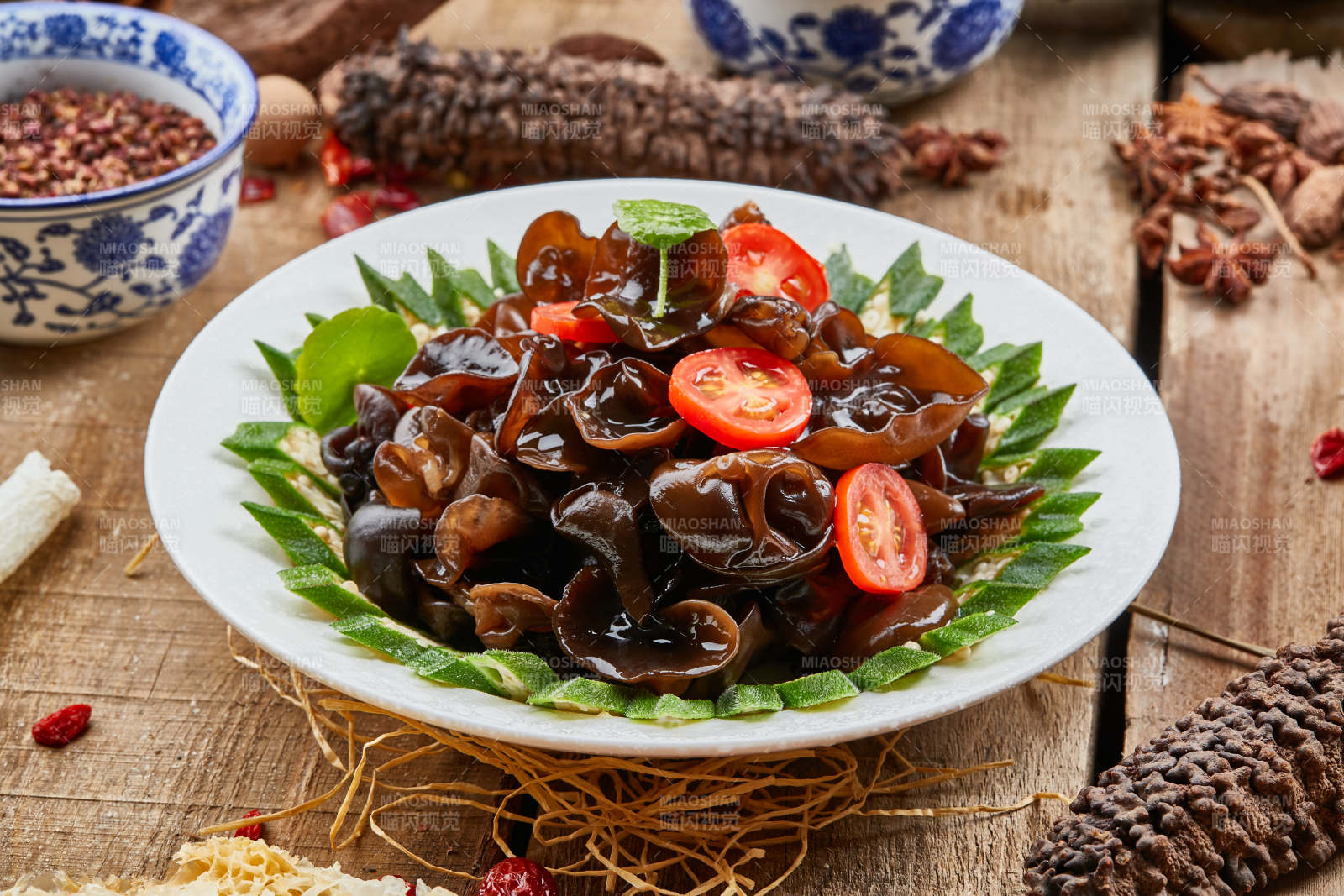 秋葵木耳圣女果图片