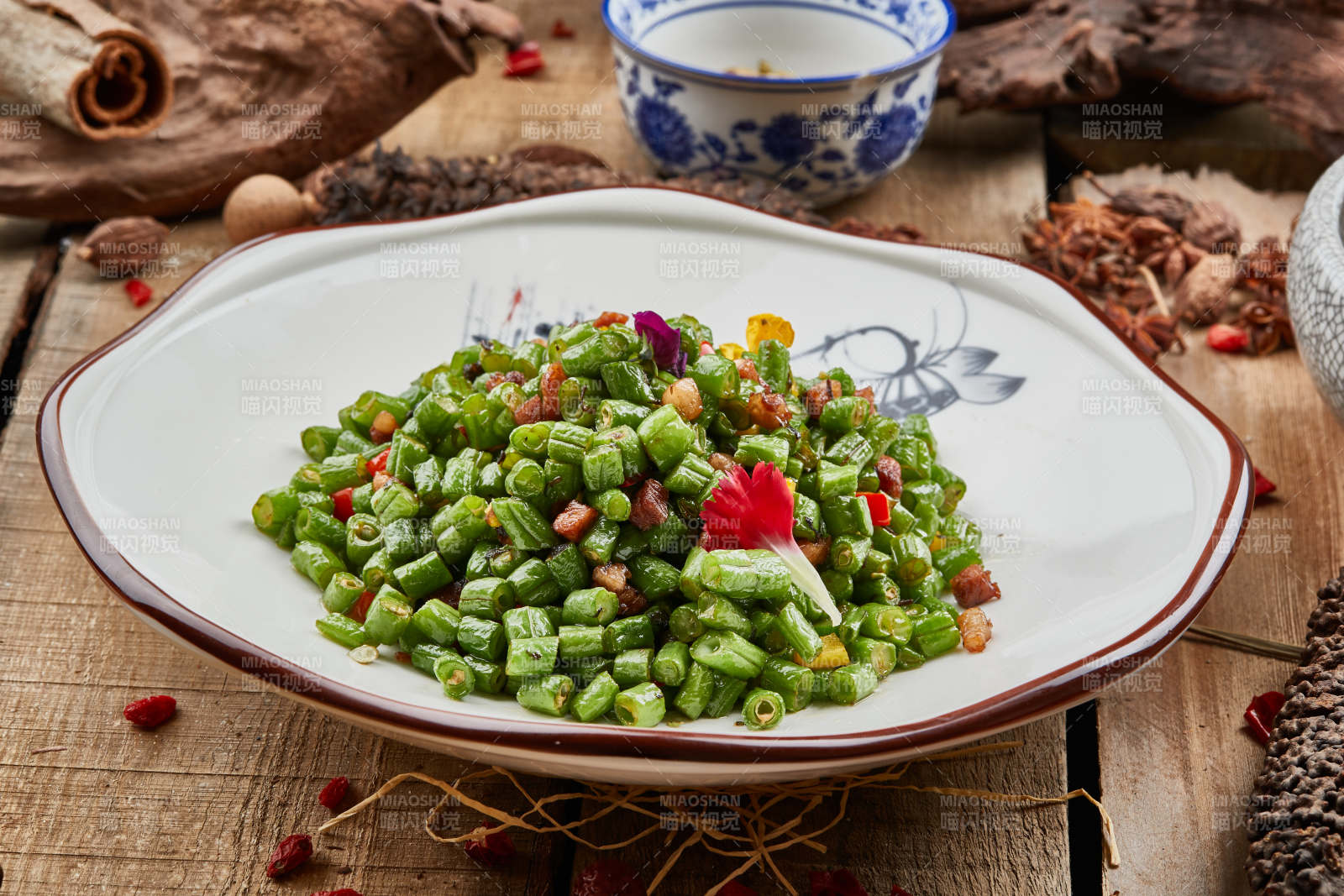 精美餐具装的小炒豇豆图片